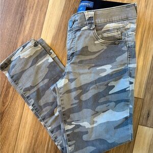 Democracy Size 4 Jeans “Ab”technology Skinny Leg Cropped Crop Camo Green Women’s